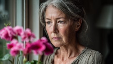 Synowa poprosiła mnie, żebym zaopiekowała się mieszkaniem, podczas gdy oni są na wakacjach. Przychodziłam podlewać kwiaty, odbierać pocztę. Piątego dnia przypadkowo otworzyłam pokój, który zawsze był zamknięty. To, co tam zobaczyłam, zszokowało mnie do łez…