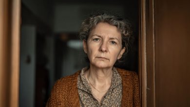 Sąsiadka z góry ciągle zalewała moje mieszkanie i odmawiała zapłaty za remont. Przez rok to znosiłam. A potem przypadkowo dowiedziałam się o jej jednym sekrecie i wykorzystałam go tak, że sama przyszła z pieniędzmi i przeprosinami…