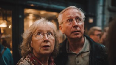 Rodzice sprzedali swoje obrączki ślubne, żeby opłacić moje studia na uniwersytecie. A po latach powiedziałem im, że idziemy tylko na kolację do restauracji, ale na wejściu czekała na nich niespodzianka, moje własne serce biło tak mocno, że aż trudno było oddychać… Rodzice sprzedali swoje obrączki ślubne, żeby opłacić moje studia na uniwersytecie. A po latach powiedziałem im, że idziemy tylko na kolację do restauracji, ale na wejściu czekała na nich niespodzianka, moje własne serce biło tak mocno, że aż trudno było oddychać…