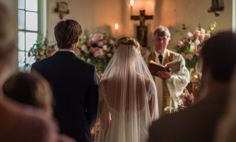 Już miałem powiedzieć „tak” na własnym ślubie, kiedy mój dwunastoletni syn krzyknął: „TATO, CZEKAJ! SPOJRZ NA JEJ RAMIĘ!”