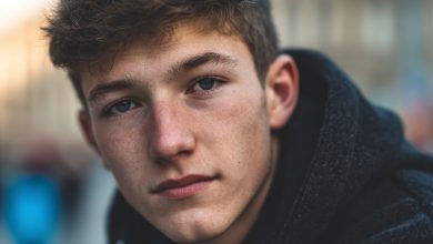 Syn zaczął prosić o więcej kieszonkowego i przychodzić do domu później niż zwykle, a kiedy przypadkowo spotkałam go w centrum handlowym w towarzystwie nieznajomych osób, jedna z rozmów zamroziła mnie z przerażenia…