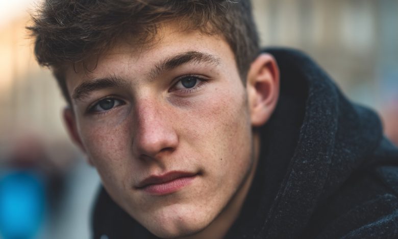 Syn zaczął prosić o więcej kieszonkowego i przychodzić do domu później niż zwykle, a kiedy przypadkowo spotkałam go w centrum handlowym w towarzystwie nieznajomych osób, jedna z rozmów zamroziła mnie z przerażenia…