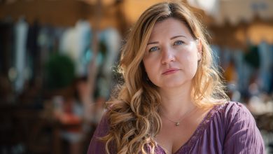 Od dwudziestu lat, każdego sierpnia, razem z mężem jeździliśmy na wakacje nad morze — to była nasza tradycja, nasz święty czas. W tym roku zarezerwowałam ten sam hotel, spakowałam walizki. Na tydzień przed wyjazdem mąż usiadł naprzeciw mnie w kuchni i cicho powiedział: “Jadę nad morze. Ale nie z tobą…”