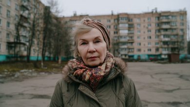 Mój syn poprosił, abym nigdy nie przychodziła do niego bez uprzedzenia. Obraziłam się i specjalnie przyjechałam z niespodzianką, otworzyłam drzwi swoim kluczem — i zamarłam…