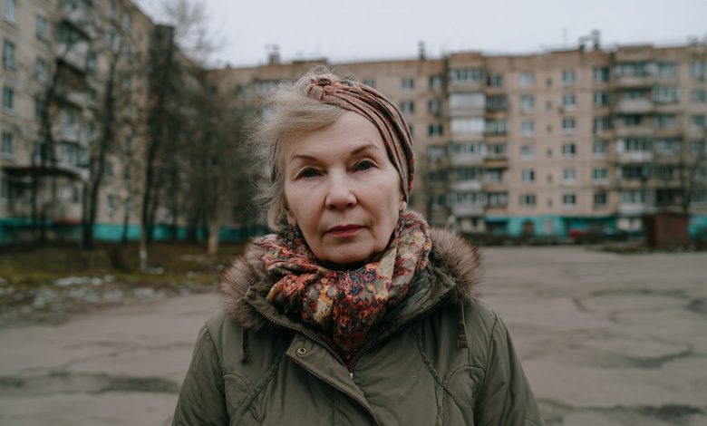 Mój syn poprosił, abym nigdy nie przychodziła do niego bez uprzedzenia. Obraziłam się i specjalnie przyjechałam z niespodzianką, otworzyłam drzwi swoim kluczem — i zamarłam…