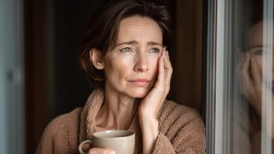 Mąż zaczął wynosić śmieci co rano sam, chociaż wcześniej nigdy tego nie robił, i pewnego dnia worek rozdarł się tuż przy wejściu — zobaczyłam wewnątrz to, co tak starannie ukrywał…
