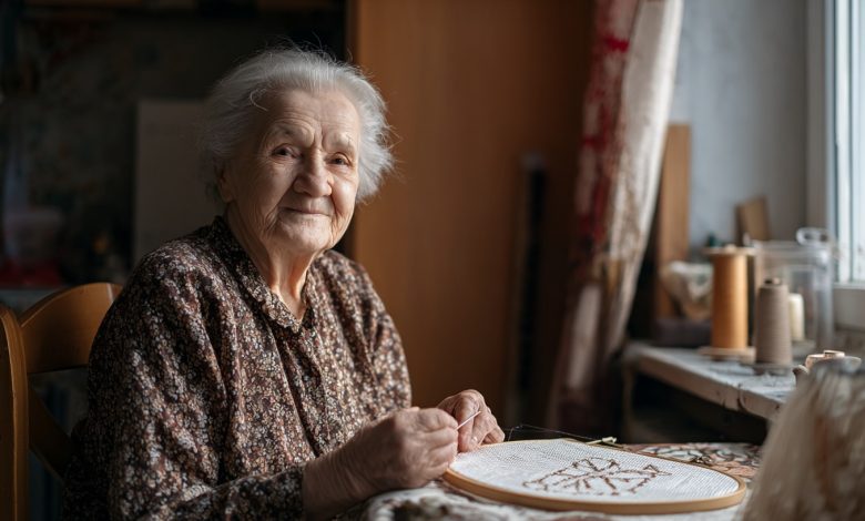 Wyszyłam dla wnuczki dużą tkaninę z naszym drzewem genealogicznym — pracowałam nad tym dwa lata. Podarowałam jej ją na 18 urodziny i po jej twarzy zrozumiałam, że prezent jej się nie spodobał, a po dwóch miesiącach przyszła do mnie zapłakana i powiedziała…