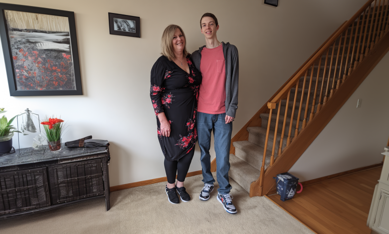 Wychowywałam adoptowanego syna przez 18 lat. W dniu jego pełnoletności powiedział mi, żebym spakowała swoje rzeczy. Myślałam, że go tracę… dopóki nie zrozumiałam, co naprawdę znaczą te słowa…