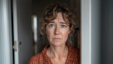 Wczoraj w nocy obudziłam się i usłyszałam, jak mąż rozmawia przez telefon w kuchni. “Ona i tak nic nie zapamięta, nie ma się czym martwić.” Zamarłam na korytarzu, gdy zrozumiałam, że mówił o mnie…