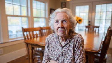 Kiedy u mamy zdiagnozowano demencję, bracia i siostry bez wahania zdecydowali się umieścić ją w domu opieki. A ja zabrałam ją do siebie, nie wiedząc, czym to wszystko się dla mnie skończy… Kiedy u mamy zdiagnozowano demencję, bracia i siostry bez wahania zdecydowali się umieścić ją w domu opieki. A ja zabrałam ją do siebie, nie wiedząc, czym to wszystko się dla mnie skończy…