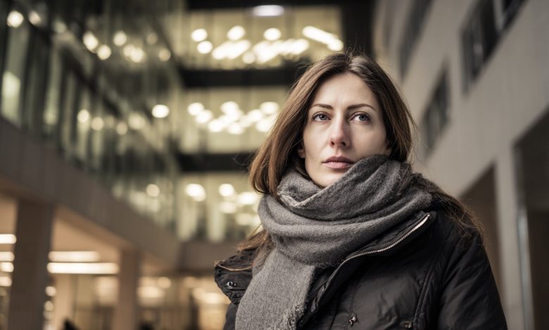 Mąż powiedział, że znowu zostanie dłużej w pracy. Postanowiłam zrobić niespodziankę i pojechałam do jego biura z obiadem. I zobaczyłam osobę, dzięki której te wszystkie wieczory nabrały sensu. To była moja…