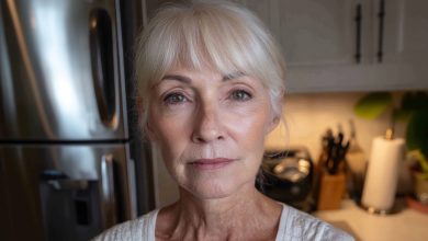 Mama zapewniała, że mieszka sama i nikogo nie potrzebuje po tym, jak ojciec odszedł. Ale kiedy przyjechałam do niej bez zapowiedzi i zobaczyłam na progu męskie buty, w głowie od razu przemknęła myśl, która mnie przestraszyła…