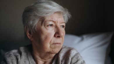 Przez 15 lat tajnie odkładałam pieniądze na naszą starość. Każdego miesiąca wszystko, co udało mi się zaoszczędzić. Wczoraj otworzyłam skrytkę i znalazłam tam tylko notatkę napisaną pismem męża, na której było napisane…