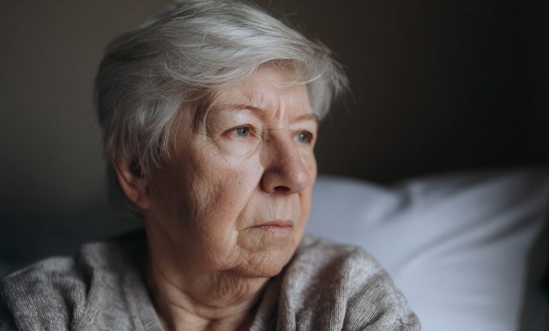 Po udarze żyję na skromnej emeryturze. Dzieci obiecały pomagać, przez pierwsze miesiące przelewy przychodziły punktualnie. Ale potem córka przestała się odzywać. A po tygodniu do drzwi zapukał nieznajomy człowiek w garniturze i wręczył mi dokumenty…