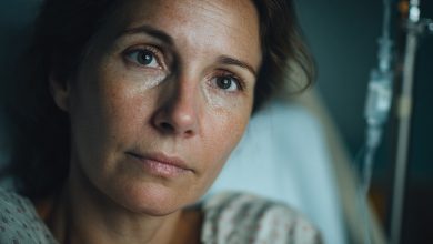 Leżałam w szpitalu po operacji. W nocy pielęgniarka weszła niezgodnie z grafikiem i szepnęła: „Nie jedz jutro szpitalnego jedzenia. Proszę, uwierz mi…”