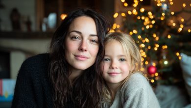 Przez pół roku pomagałam sąsiadce z dzieckiem, a gdy przyszłam odebrać torebkę z jej mieszkania, zobaczyłam tam mojego męża — i powiedział coś, od czego ziemia usunęła mi się spod nóg…