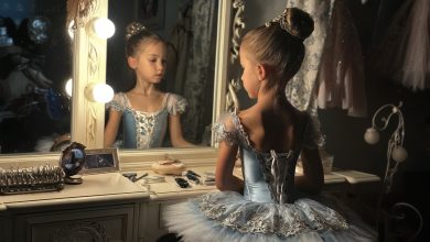 Przez 6 lat prowadziłam wnuczkę na balet. A wczoraj przyszłam odebrać ją wcześniej, popchnęłam drzwi sali, trenerka się odwróciła i szybko schowała coś za plecami, a na twarzy wnuczki zobaczyłam wystraszony wyraz…