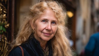 Oddałam swojej synowej moją suknię ślubną, jedyną pamiątkę z najszczęśliwszego dnia mojego życia. A trzy lata po ich rozwodzie przypadkiem przechodziłam obok sklepu komisowego i zamarłam… najpierw pomyślałam, że mi się wydaje, ale potem…