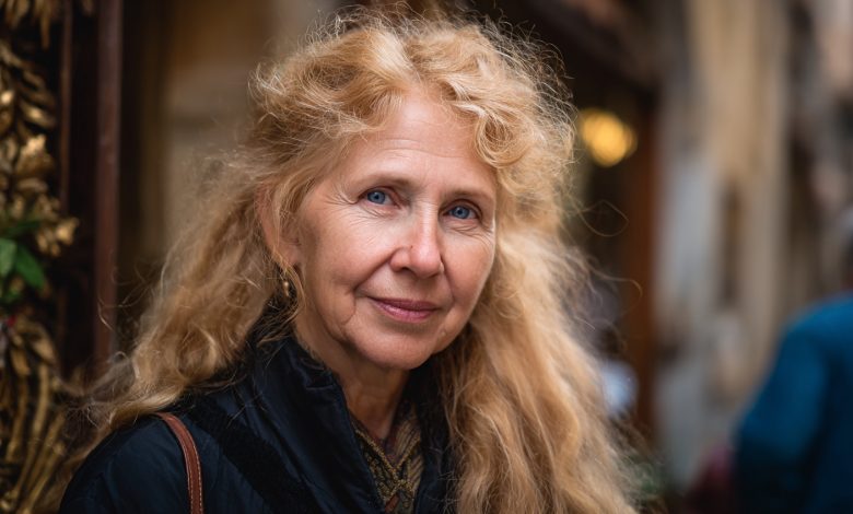 Oddałam swojej synowej moją suknię ślubną, jedyną pamiątkę z najszczęśliwszego dnia mojego życia. A trzy lata po ich rozwodzie przypadkiem przechodziłam obok sklepu komisowego i zamarłam… najpierw pomyślałam, że mi się wydaje, ale potem…