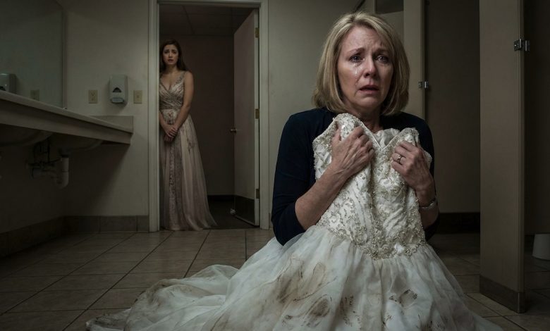 Córka wyszła do ołtarza w sukni, którą szyłam 8 miesięcy. Po dwóch godzinach znalazłam ją porzuconą na brudnej podłodze