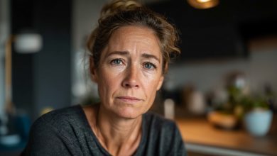 Sprzedałam złote kolczyki mojej zmarłej mamy, aby pomóc bratu w leczeniu jego córki. Przelałam mu sporą sumę pieniędzy i byłam przekonana, że postępuję właściwie. A miesiąc później przeglądając media społecznościowe, zobaczyłam jego zdjęcie i zamarłam…