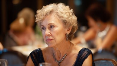 Na naszej rocznicy ślubu, siostra męża wyciągnęła stare fotografie i rozdała wszystkim gościom, aby spojrzeli na mnie młodą i piękną. Po chwili mój mąż zadał pytanie, którego bałam się przez całe 40 lat małżeństwa…