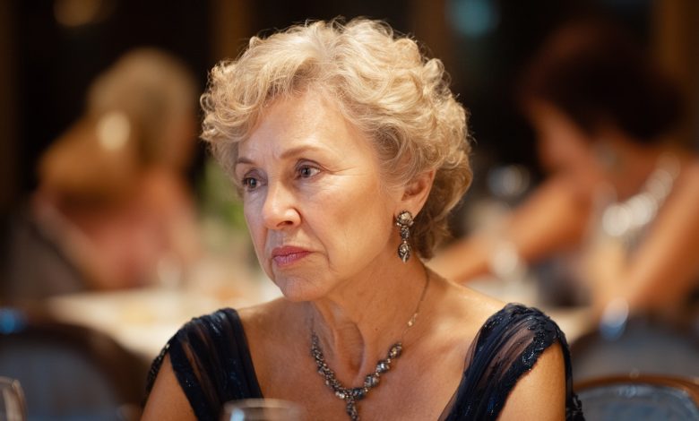 Na naszej rocznicy ślubu, siostra męża wyciągnęła stare fotografie i rozdała wszystkim gościom, aby spojrzeli na mnie młodą i piękną. Po chwili mój mąż zadał pytanie, którego bałam się przez całe 40 lat małżeństwa…