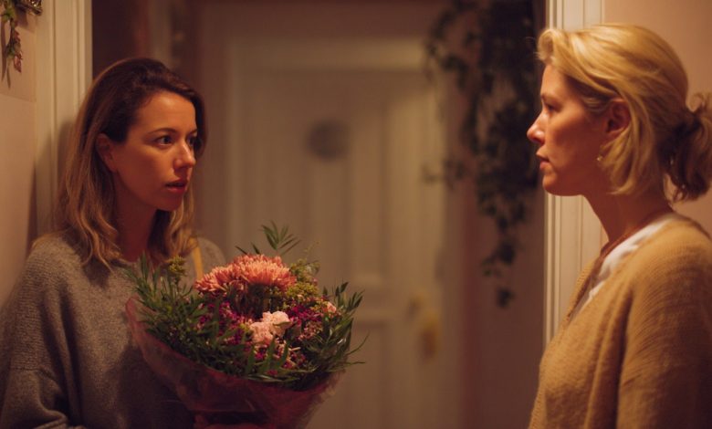 Przez dwa lata spotykałam się z chłopakiem młodszym ode mnie o 5 lat, ale na spotkaniu z jego rodzicami matka spojrzała na mnie i wykrzyknęła: “Boże, jesteś córką tej kobiety…”