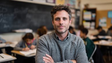 Nauczyciel zauważył, że uczeń codziennie chodzi do opuszczonego domu na obrzeżach — i poszedł za nim