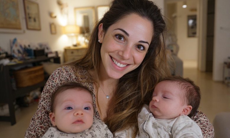 Zatrudniłam uroczą nianię-emerytkę dla moich bliźniaków — a nocą kamera pokazała mi, kim naprawdę jest