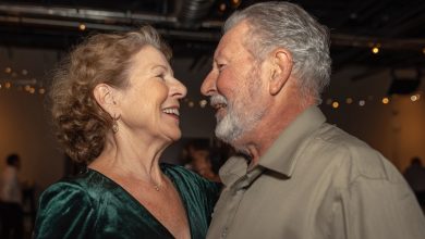 Po tym, jak odszedł mój mąż, bałam się nawet pomyśleć o nowych związkach… dopóki jego ręka nie zadrżała na moich plecach… Po tym, jak odszedł mój mąż, bałam się nawet pomyśleć o nowych związkach… dopóki jego ręka nie zadrżała na moich plecach…