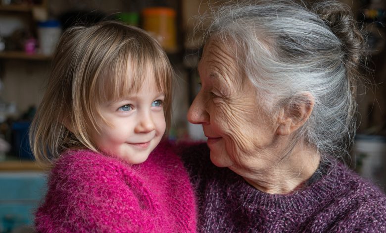 Sąsiadka odmówiła zapłaty mojej 73-letniej mamie za opiekę nad jej dzieckiem, twierdząc, że «i tak siedzi bezczynnie w domu» — wtedy nie wytrzymałam i  wkroczyłam do akcji…