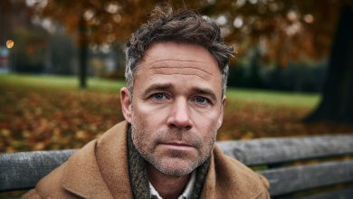 Opłaciłem naukę szóstki dzieci, a potem dowiedziałem się, że żadne z nich nie jest moje — oskarżyłem żonę o zdradę, aż wręczyła mi kopertę, która obróciła wszystko do góry nogami