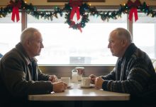 Obiecaliśmy sobie z dwójką najlepszych przyjaciół spotkać się w Boże Narodzenie za 30 lat — zamiast jednego z kumpli pojawiła się nieznajoma i zostawiła nas bez słów Obiecaliśmy sobie z dwójką najlepszych przyjaciół spotkać się w Boże Narodzenie za 30 lat — zamiast jednego z kumpli pojawiła się nieznajoma i zostawiła nas bez słów