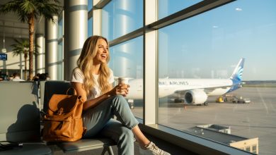 Pomogłem płaczącej kobiecie na lotnisku — dwa lata później weszła do kościoła podczas mojego ślubu Pomogłem płaczącej kobiecie na lotnisku — dwa lata później weszła do kościoła podczas mojego ślubu