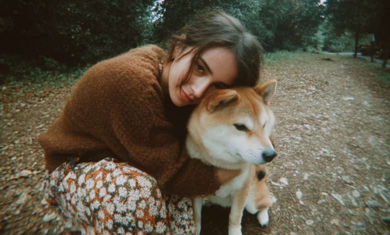 Siostry dzieliły dom babci. Zabrałam tylko jej starego psa — i oniemiałam, kiedy zeskanowałam kod na jego obroży Siostry dzieliły dom babci. Zabrałam tylko jej starego psa — i oniemiałam, kiedy zeskanowałam kod na jego obroży