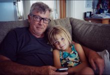 Wychowywałem wnuczkę po tym, jak jej rodzina zginęła w wypadku. Po 20 latach wręczyła mi notatkę, która ujawniła prawdę o tamtym wieczorze i tej strasznej katastrofie… Wychowywałem wnuczkę po tym, jak jej rodzina zginęła w wypadku. Po 20 latach wręczyła mi notatkę, która ujawniła prawdę o tamtym wieczorze i tej strasznej katastrofie…