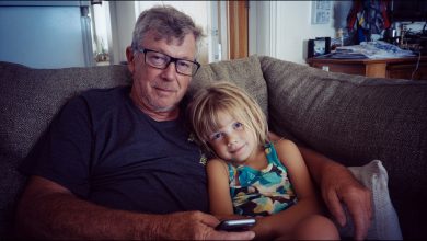 Wychowywałem wnuczkę po tym, jak jej rodzina zginęła w wypadku. Po 20 latach wręczyła mi notatkę, która ujawniła prawdę o tamtym wieczorze i tej strasznej katastrofie…