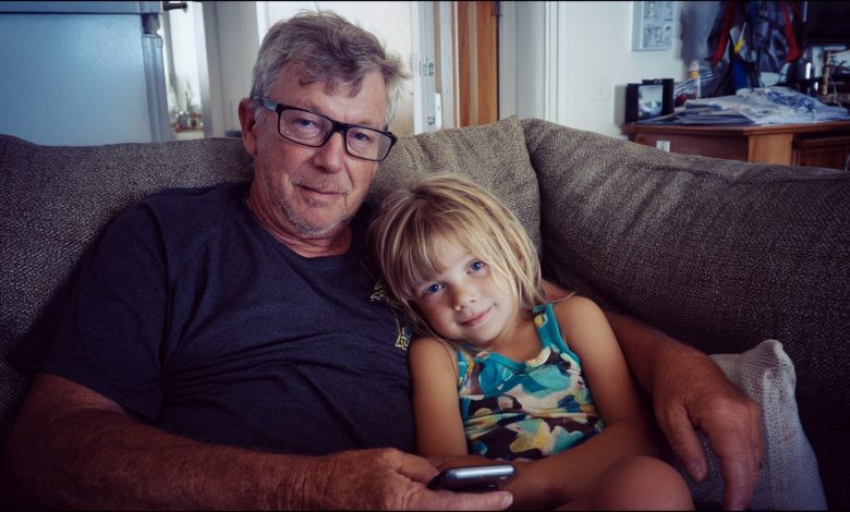 Wychowywałem wnuczkę po tym, jak jej rodzina zginęła w wypadku. Po 20 latach wręczyła mi notatkę, która ujawniła prawdę o tamtym wieczorze i tej strasznej katastrofie…