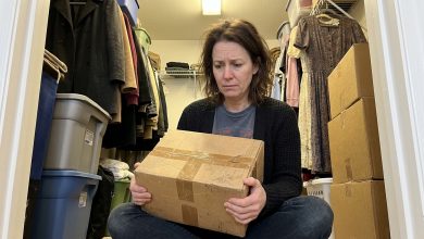 Mama przechowywała pudełko z napisem „Nie otwierać” — otworzyłam je po jej pogrzebie