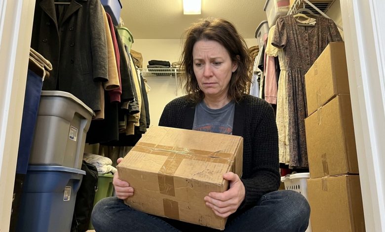 Mama przechowywała pudełko z napisem „Nie otwierać” — otworzyłam je po jej pogrzebie Mama przechowywała pudełko z napisem „Nie otwierać” — otworzyłam je po jej pogrzebie