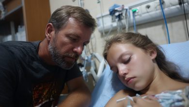 Nieznajomy mężczyzna codziennie przychodził do szpitala i godzinami trzymał za rękę moją córkę, która leżała w śpiączce. Kiedy dowiedziałam się, kim on naprawdę jest, poczułam, jak coś we mnie pękło…