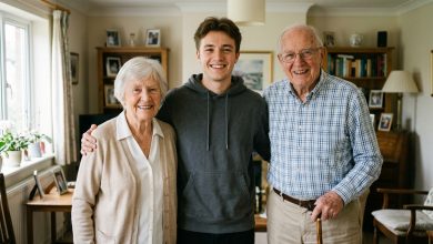 Zostałam matką w wieku 56 lat, gdy porzucono dziecko na moim progu — 23 lata później pojawiła się nieznajoma z pudełkiem i powiedziała: “Spójrz, co ukrywał przed tobą twój syn”