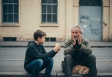 Chłopiec oddał swój posiłek zamarzniętemu nieznajomemu na ulicy — i nie wiedział, że to był test Chłopiec oddał swój posiłek zamarzniętemu nieznajomemu na ulicy — i nie wiedział, że to był test