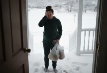 Mąż zamknął mnie na zewnątrz na mrozie — a to, co zobaczyłam w środku, przewróciło wszystko do góry nogami Mąż zamknął mnie na zewnątrz na mrozie — a to, co zobaczyłam w środku, przewróciło wszystko do góry nogami