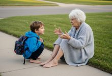 Byłem nastolatkiem, który zawsze odprowadzał do domu zagubioną staruszkę — aż pewnego dnia pojawił się jej syn Byłem nastolatkiem, który zawsze odprowadzał do domu zagubioną staruszkę — aż pewnego dnia pojawił się jej syn