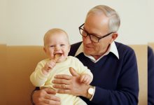 Każde Święta Bożego Narodzenia dziadek nakrywał stół dla czterech osób – i za każdym razem jadał sam. Aż pewnego dnia zaproszenie przyszło jako ostatnie Każde Święta Bożego Narodzenia dziadek nakrywał stół dla czterech osób – i za każdym razem jadał sam. Aż pewnego dnia zaproszenie przyszło jako ostatnie