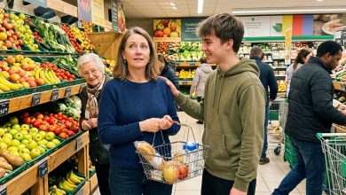 Bezczelna klientka z pełnym wózkiem wcisnęła się przed moją mamę na wózku inwalidzkim przy kasie — to, co usłyszała przez głośniki, sprawiło, że zamarła