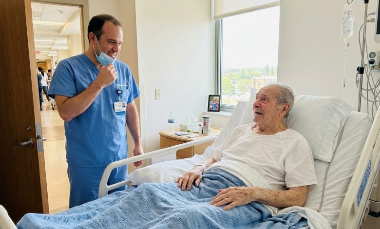 Podzielił się obiadem z biednym chłopcem w szkole — po latach spotkali się w szpitalnej sali