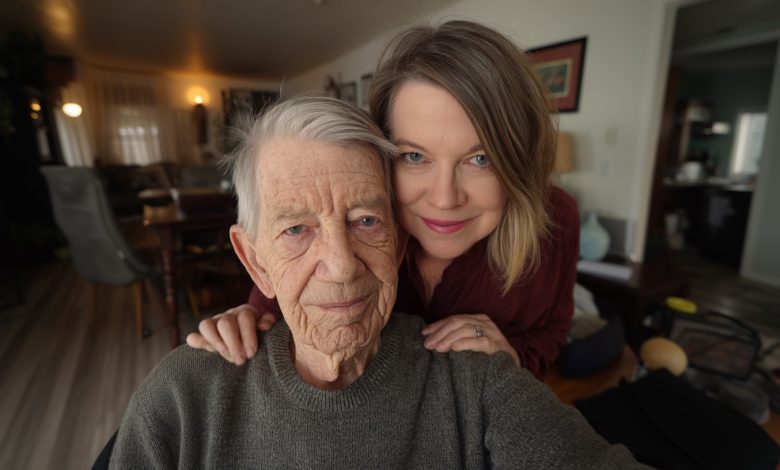 Mój ojczym wychowywał mnie jak własną córkę po tym, jak zmarła moja mama, a na jego pogrzebie dowiedziałam się prawdy, którą przede mną ukrywano przez wiele lat…